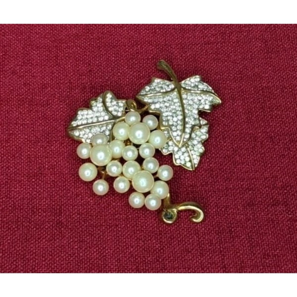 Vintage Gold Tone Grape Vine Cluster Bunch Faux Pearl & Rhinestone Brooch Pin